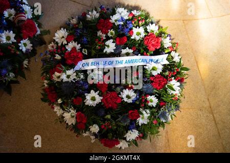 In der Kapelle auf dem Brookwood American Military Cemetery, England, werden am 2021. Mai 2021 nach einer Gedenkfeierlichkeiten zum 30. Mai Gedenkkränze gelegt. Der Memorial Day ist einer der feierlichsten Anlässe unserer Nation. Sie dient als Chance, die Frauen und Männer, die die letzte vollständige Maßnahme zur Verteidigung unserer Nation und unserer demokratischen ideale getroffen haben, zu verweilen, zu reflektieren und zu ehren. Stockfoto