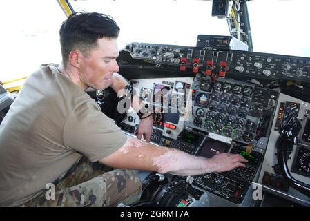 Personal Sgt. Josh McCloud, Avionic Specialist beim 121. Lufttankflügel der Ohio Air National Guard, arbeitet am 30. Mai 2021 im Cockpit einer US Air Force KC-135 am Glasgow Prestwick Airport in Prestwick, Schottland. Mitglieder der Air National Guard sind in Schottland, die im Rahmen des At-Sea Demo Formidable Shield, einer ersten multinationalen Übung der Art, die in der Region des Nordatlantiks rund um das Vereinigte Königreich und Norwegen stattfindet, Flugbetankung unterstützen. Stockfoto