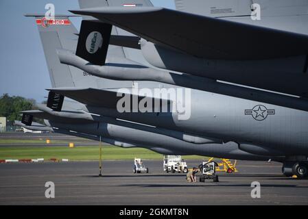 210530-Z-KZ880-009 Glasgow Prestwick International Airport, Scotland Staff Sgt. Ryan O’Coner, Spezialist für Erdöl, Öl und Schmierstoffe beim 121. Lufttankflügel der Ohio Air National Guard, arbeitet am 30. Mai 2021 auf dem Rampengebiet des Flughafens Glasgow Prestwick in Prestwick, Schottland. Die Mitglieder der Ohio Air National Guard sind in Schottland und bieten im Rahmen des At-Sea Demo Formidable Shield, einer ersten multinationalen Übung seiner Art, die in der Region des Nordatlantiks um das Vereinigte Königreich und Norwegen stattfindet, Unterstützung beim Betanken von Luft an. Stockfoto