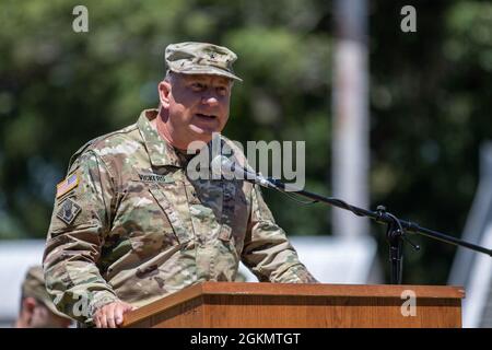 Soldaten des 731. Combat Sustainment Support Bataillons aus Tallassee, Alabama, hielten eine Einsatzzeremonie ab, bevor sie für eine einjährige Mission zur Unterstützung des Verantwortungsbereichs des U.S. European Command aufzogen. Die Zeremonie erlaubte Familie und Freunden eine Gelegenheit für eine angemessene Absendung, als sie die entsendenden Wachmänner stolz zusammenstanden, bevor sie vor ihrer Abreise Umarmungen und Glückwünsche gaben. Stockfoto