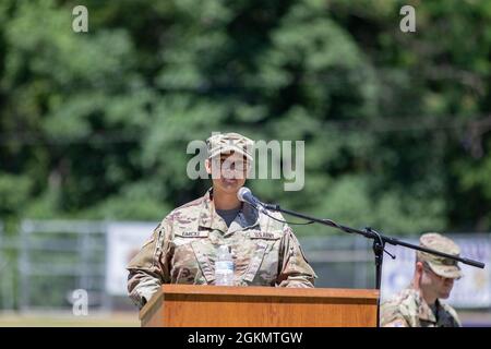 Soldaten des 731. Combat Sustainment Support Bataillons aus Tallassee, Alabama, hielten eine Einsatzzeremonie ab, bevor sie für eine einjährige Mission zur Unterstützung des Verantwortungsbereichs des U.S. European Command aufzogen. Die Zeremonie erlaubte Familie und Freunden eine Gelegenheit für eine angemessene Absendung, als sie die entsendenden Wachmänner stolz zusammenstanden, bevor sie vor ihrer Abreise Umarmungen und Glückwünsche gaben. Stockfoto