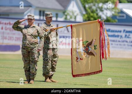 Soldaten des 731. Combat Sustainment Support Bataillons aus Tallassee, Alabama, hielten eine Einsatzzeremonie ab, bevor sie für eine einjährige Mission zur Unterstützung des Verantwortungsbereichs des U.S. European Command aufzogen. Die Zeremonie erlaubte Familie und Freunden eine Gelegenheit für eine angemessene Absendung, als sie die entsendenden Wachmänner stolz zusammenstanden, bevor sie vor ihrer Abreise Umarmungen und Glückwünsche gaben. Stockfoto