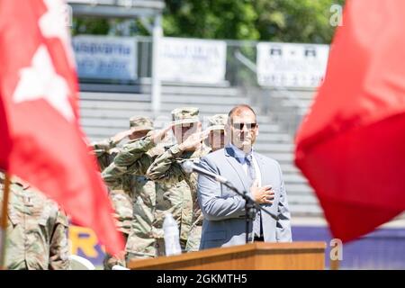 Soldaten des 731. Combat Sustainment Support Bataillons aus Tallassee, Alabama, hielten eine Einsatzzeremonie ab, bevor sie für eine einjährige Mission zur Unterstützung des Verantwortungsbereichs des U.S. European Command aufzogen. Die Zeremonie erlaubte Familie und Freunden eine Gelegenheit für eine angemessene Absendung, als sie die entsendenden Wachmänner stolz zusammenstanden, bevor sie vor ihrer Abreise Umarmungen und Glückwünsche gaben. Stockfoto