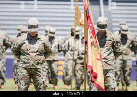 Soldaten des 731. Combat Sustainment Support Bataillons aus Tallassee, Alabama, hielten eine Einsatzzeremonie ab, bevor sie für eine einjährige Mission zur Unterstützung des Verantwortungsbereichs des U.S. European Command aufzogen. Die Zeremonie erlaubte Familie und Freunden eine Gelegenheit für eine angemessene Absendung, als sie die entsendenden Wachmänner stolz zusammenstanden, bevor sie vor ihrer Abreise Umarmungen und Glückwünsche gaben. Stockfoto