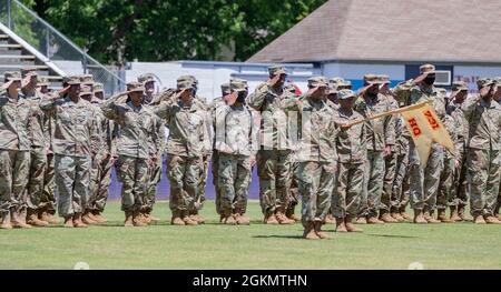 Soldaten des 731. Combat Sustainment Support Bataillons aus Tallassee, Alabama, hielten eine Einsatzzeremonie ab, bevor sie für eine einjährige Mission zur Unterstützung des Verantwortungsbereichs des U.S. European Command aufzogen. Die Zeremonie erlaubte Familie und Freunden eine Gelegenheit für eine angemessene Absendung, als sie die entsendenden Wachmänner stolz zusammenstanden, bevor sie vor ihrer Abreise Umarmungen und Glückwünsche gaben. Stockfoto