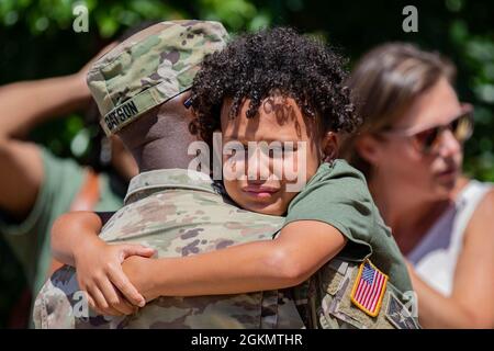 Soldaten des 731. Combat Sustainment Support Bataillons aus Tallassee, Alabama, hielten eine Einsatzzeremonie ab, bevor sie für eine einjährige Mission zur Unterstützung des Verantwortungsbereichs des U.S. European Command aufzogen. Die Zeremonie erlaubte Familie und Freunden eine Gelegenheit für eine angemessene Absendung, als sie die entsendenden Wachmänner stolz zusammenstanden, bevor sie vor ihrer Abreise Umarmungen und Glückwünsche gaben. Stockfoto