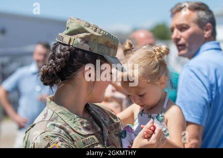 Soldaten des 731. Combat Sustainment Support Bataillons aus Tallassee, Alabama, hielten eine Einsatzzeremonie ab, bevor sie für eine einjährige Mission zur Unterstützung des Verantwortungsbereichs des U.S. European Command aufzogen. Die Zeremonie erlaubte Familie und Freunden eine Gelegenheit für eine angemessene Absendung, als sie die entsendenden Wachmänner stolz zusammenstanden, bevor sie vor ihrer Abreise Umarmungen und Glückwünsche gaben. Stockfoto