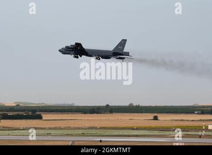 Eine B-52H-Stratofortress, die dem 2. Bombenflügel, dem Luftwaffenstützpunkt Barksdale, Louisiana, zugewiesen wurde, hebt am 31. Mai 2021 auf dem Luftwaffenstützpunkt Morón, Spanien, zur Unterstützung der Operationen der Bomber Task Force ab. Strategische Bomber tragen zur Stabilität im europäischen Theater bei, da sie Konflikte abschrecken und nicht anstiften sollen. Stockfoto