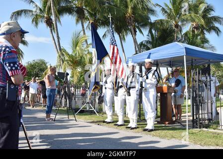 210531-N-KM072-002 (KEY WEST, FLORIDA) Die Ehrengarde der Marine Air Station Key West pariert die Farben während des jährlichen Navy League Key West Council Memorial Day Service. Der Gottesdienst findet auf dem USS Maine-Winslow Burial Plot der Marine auf dem Friedhof von Key West statt, der 1898 von den Bürgern von Key West gegründet wurde, nachdem der Maine im Hafen von Havanna versunken war. Die Naval Air Station Key West ist die hochmoderne Einrichtung für Kampfflugzeuge aller militärischen Dienste, bietet erstklassigen Pierside-Support für US- und ausländische Marineschiffe und ist das führende Trainingszentrum für unter- und Oberflächenfahrzeuge Stockfoto