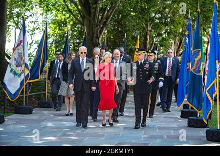 Präsident Joseph Biden, First Lady Dr. Jill Biden, Vizepräsidentin Kamala Harris, zweite Herren Doug Emhoff, Verteidigungsminister Lloyd Austin III, 20. Vorsitzender des Joint Chiefs of Staff U.S. Army General Mark Milley und US Army Maj. General Omar Jones IV, Kommandant General, Joint Task Force-National Capitol Region/USA Army Military District of Washington, gehen Sie vom Memorial Amphitheatre nach Abschluss des National Memorial Day Observance auf dem Arlington National Cemetery, Arlington, Virginia, 31. Mai 2021. Stockfoto