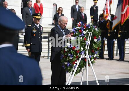 Präsident Joseph R. Biden Jr. legt einen Kranz am Grab des unbekannten Soldaten zu Ehren gefallener Dienstmitglieder zum Gedenken an den Memorial Day während einer Ehrenkranzniederlegung der Streitkräfte auf dem Arlington National Cemetery in Arlington, VA., Mai. 31, 2021. Der Generalmajor der US-Armee, General Omar J. Jones IV., der Kommandant des Hauptquartiers der Gemeinsamen Streitkräfte – der Region des Kapitols und des Militärbezirks der US-Armee von Washington, moderierte die Veranstaltung. Stockfoto