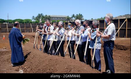 Gov. David Y. IgE, Bürgermeister von Honolulu, Rick Blangiardi, Generalmajor Kenneth S. Hara, General des staatlichen Adjutanten, Familienmitglieder des verstorbenen Senators Daniel K. Akaka, einer kleinen Anzahl von Gemeindemitgliedern, Und ein Veteran aus jeder Kriegszeit war am Memorial Day, Montag, den 31. Mai 2021, um 10 Uhr bereit, den Boden für das neue Staatskveteranenheim (SVH) von Daniel K. Akaka zu brechen Stockfoto