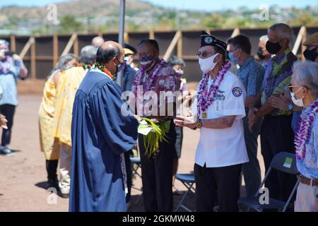 Gov. David Y. IgE, Bürgermeister von Honolulu, Rick Blangiardi, Generalmajor Kenneth S. Hara, General des staatlichen Adjutanten, Familienmitglieder des verstorbenen Senators Daniel K. Akaka, einer kleinen Anzahl von Gemeindemitgliedern, Und ein Veteran aus jeder Kriegszeit war am Memorial Day, Montag, den 31. Mai 2021, um 10 Uhr bereit, den Boden für das neue Staatskveteranenheim (SVH) von Daniel K. Akaka zu brechen Stockfoto