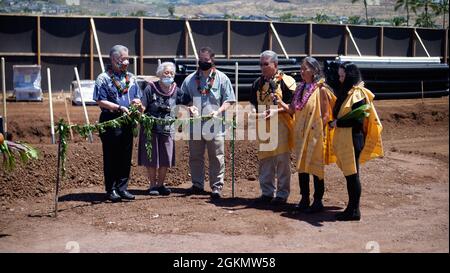 Gov. David Y. IgE, Bürgermeister von Honolulu, Rick Blangiardi, Generalmajor Kenneth S. Hara, General des staatlichen Adjutanten, Familienmitglieder des verstorbenen Senators Daniel K. Akaka, einer kleinen Anzahl von Gemeindemitgliedern, Und ein Veteran aus jeder Kriegszeit war am Memorial Day, Montag, den 31. Mai 2021, um 10 Uhr bereit, den Boden für das neue Staatskveteranenheim (SVH) von Daniel K. Akaka zu brechen Stockfoto