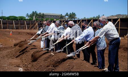 Gov. David Y. IgE, Bürgermeister von Honolulu, Rick Blangiardi, Generalmajor Kenneth S. Hara, General des staatlichen Adjutanten, Familienmitglieder des verstorbenen Senators Daniel K. Akaka, einer kleinen Anzahl von Gemeindemitgliedern, Und ein Veteran aus jeder Kriegszeit war am Memorial Day, Montag, den 31. Mai 2021, um 10 Uhr bereit, den Boden für das neue Staatskveteranenheim (SVH) von Daniel K. Akaka zu brechen Stockfoto