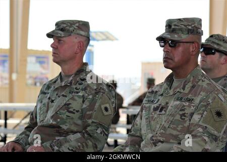 Oberst Alan Gronewold, links, Kommandeur der Task Force Phoenix und der Task Force Phoenix Command Sgt. Maj. Refugio Rosas, waren ausgezeichnete Gäste bei einer Gedenkfeiertag-Zeremonie im Camp Buehring, Kuwait. Stockfoto