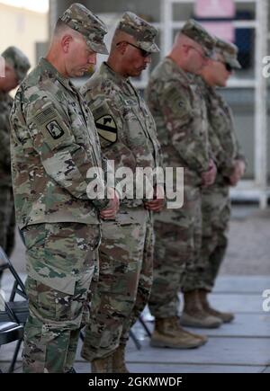 Oberst Alan Gronewold, links, Kommandant der Task Force Phoenix, und Command Sgt. Maj. Refugio Rosas, Kommandofeldwebel Major der Task Force Phoenix, verneigt sich im Gebet während der Gedenkfeierlichkeiten im Camp Buehring, Kuwait. Stockfoto