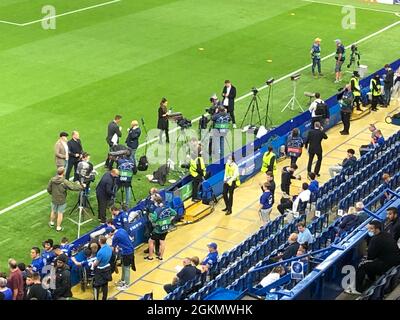 Fulham, Großbritannien. September 2021. Stanford Bridge, London, 14. September 2021 die TV-Medien inszenieren den Chelsea Football Club anlässlich ihres ersten Spiels zur Verteidigung ihres Champions-League-Sieges Anfang des Jahres. Kredit: Motofoto/Alamy Live Nachrichten Stockfoto