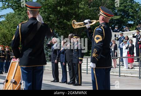 Der ehrenwerte Joe Biden, 46. Präsident der Vereinigten Staaten, der ehrenwerte Kamala Harris, 49. Vizepräsident der Vereinigten Staaten, der ehrenwerte Lloyd J. Austin III, 28. Verteidigungsminister, Und General Omar J. Jones IV., Kommandeur des Hauptquartiers der Joint Force – National Capital Region und des US Army Military District of Washington, nimmt an der 153. Nationalen Gedenktag der Präsidentenarmee Full Honor Wreath Ceremony zu Ehren der gefallenen amerikanischen Militärdienstmitglieder am 31. Mai 2021 auf dem Arlington National Cemetery Teil. Stockfoto