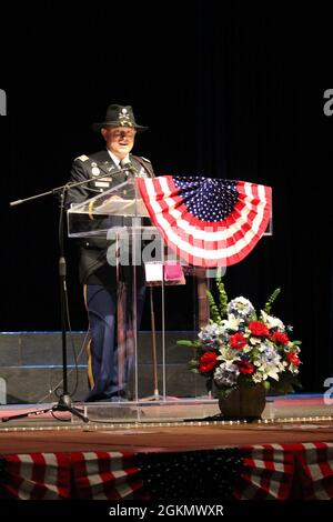 LT. Oberst Thomas Lamb, Kommandeur der 6. Staffel, 8. Kavallerieregiment, 2. Panzerbrigade, 3. Infanterie-Division, spricht bei der Gedenkfeier am 31. Mai 2021 in Vidalia, Georgien. Der Memorial Day bietet der 3. Infanterie-Division jährlich die Gelegenheit, sich mit den lokalen Gemeinschaften zu vernetzen, indem es das gemeinsame Ziel verfolgt, gefallenen US-Dienstmitgliedern Tribut zu zollen. Stockfoto