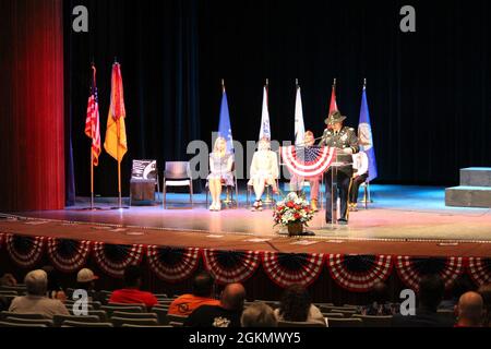 LT. Oberst Thomas Lamb, Kommandeur der 6. Staffel, 8. Kavallerieregiment, 2. Panzerbrigade, 3. Infanterie-Division, spricht bei der Gedenkfeier am 31. Mai 2021 in Vidalia, Georgien. Der Memorial Day bietet der 3. Infanterie-Division jährlich die Gelegenheit, sich mit den lokalen Gemeinschaften zu vernetzen, indem es das gemeinsame Ziel verfolgt, gefallenen US-Dienstmitgliedern Tribut zu zollen. Stockfoto