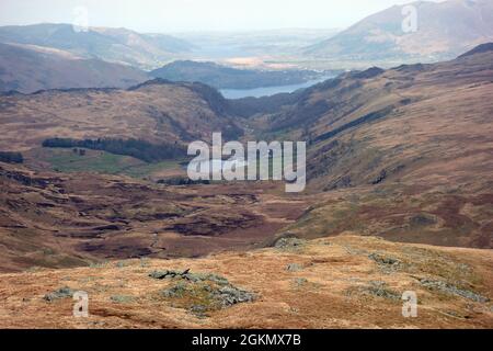 Watendlath Tarn & Derwent Wasser vom Gipfel „Low Saddle“ im Lake District National Park, Cumbria, England, Großbritannien Stockfoto