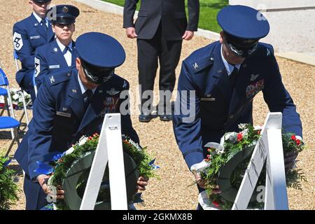 Der Oberst der US-Luftwaffe, Troy Pananon, Kommandant des 100. Lufttankflügels, und Oberst Nathan Owendoff, Kommandant des 352d Special Operations Flügels, bereiten sich darauf vor, die entsprechenden Kränze ihres Flügels während der Gedenkfeierlichkeiten am 31. Mai 2021 auf dem amerikanischen Friedhof und der Gedenkstätte von Cambridge, England, zu legen. Der Gruß soll den Tausenden von US-Kriegsveteranen gedenken, die in England zur Ruhe gebracht wurden. Stockfoto