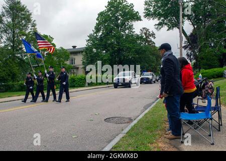 210531-N-ME396-1011 NORWICH, Connecticut (31. Mai 2021) Eine Familie beobachtet, wie Polizeibeamte bei der jährlichen Norwich Memorial Day Parade mit Sicherheitskräften der US-Marine marschieren. Die Parade zeigte Polizei und Feuerwehr aus umliegenden Städten sowie die US-Marine und Küstenwache, eine Kranzniederlegung und Gastredner. Stockfoto