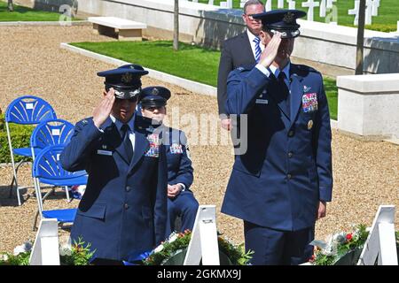 Der Oberst der US-Luftwaffe, Troy Pananon, Kommandant des 100. Lufttankflügels, und Oberst Nathan Owendoff, Kommandant des 352d Special Operations Flügels, begrüssen die jeweiligen Kränze ihres Flügels während der Gedenkfeierlichkeiten am 31. Mai 2021 auf dem amerikanischen Friedhof und der Gedenkstätte Cambridge, England. Der Gruß soll den Tausenden von US-Kriegsveteranen gedenken, die in England zur Ruhe gebracht wurden. Stockfoto