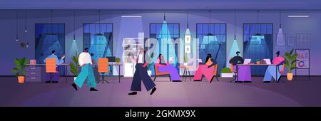 Geschäftsleute, die digitale Gadgets verwenden, Geschäftsleute, die in einem modernen, dunklen Nachtbüro arbeiten, horizontal Stock Vektor