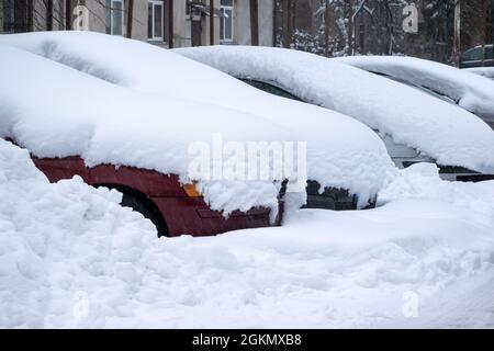 Auto Unter Dicker Schneedecke Nach Sturm. Unter Eis Vergrabene Fahrzeuge.  Niemand Stockfoto - Bild von verkehr, stadt: 229821628