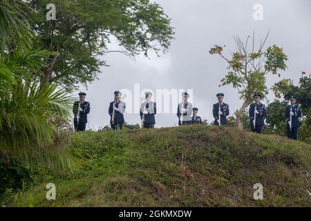 Die Ehrenwache der Basis der Andersen Air Force führt während der jährlichen Gedenkfeier am 21. Mai 2021 auf dem Guam Veterans Cemetery in Piti, Guam, einen 31-Kanonen-Gewehr-Volley durch. Die Gedenkfeier beinhaltete eine Kranzniederlegung mit der Regierung von Guam. Die Zeremonie wurde zu Ehren der Dienstmitglieder abgehalten, die während der Verteidigung unserer Nation gefallen sind. Das Marine Corps Base Camp Blaz begrüßt und erinnert sich an jene Helden, die ihr Leben für eine Sache hingegeben haben, die größer war als sie selbst. Stockfoto