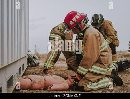 Die Feuerwehrleute der 776. Air Expeditionary Air Base Squadron entfernen während der medizinischen Evakuierungsübung am 31. Mai 2021 auf dem Chabelley Airfield, Dschibuti, einen Dummy aus einem simulierten Gefahrenszenario. Die Übung bestand aus verschiedenen simulierten Patienten, die eine Notfallbehandlung benötigen. Die Ärzte untersuchten, beurteilten und stabilisierten Patienten, um vom Chabelley Airfield nach Camp Lemonnier geschickt zu werden, ob zu Boden oder aus der Luft. Stockfoto