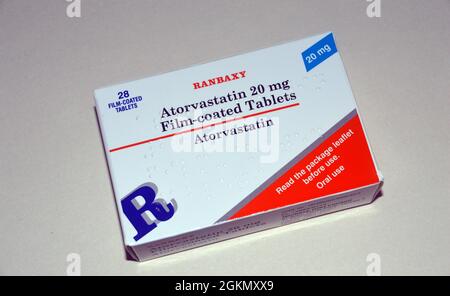 Eine Schachtel mit 28, 20 mg filmbeschichteten Atorvastatin (Lipitor) Statin-Tabletten von Banbaxy, die zur Senkung des Cholesterinspiegels verschrieben werden, England, Großbritannien. Stockfoto