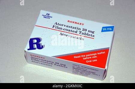 Eine Schachtel mit 28, 20 mg filmbeschichteten Atorvastatin (Lipitor) Statin-Tabletten von Banbaxy, die zur Senkung des Cholesterinspiegels verschrieben werden, England, Großbritannien. Stockfoto