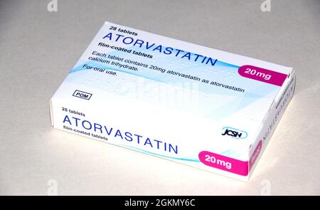 Eine Schachtel mit 28, 20 mg filmbeschichteten Atorvastatin (Lipitor) Statin-Tabletten von JCSH, die zur Senkung des Cholesterins, England, Großbritannien, verschrieben werden. Stockfoto