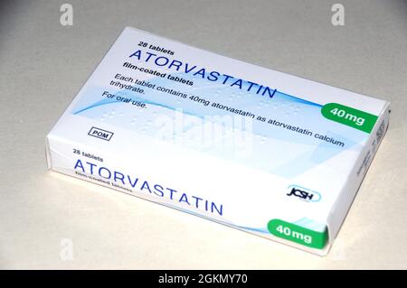 Eine Schachtel mit 28, 40 mg filmbeschichteten Atorvastatin (Lipitor) Statin-Tabletten von JCSH, die zur Senkung des Cholesterinspiegels, England, Großbritannien, verschrieben werden. Stockfoto