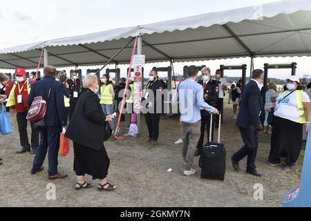 Sastin, Slowakei. September 2021. Die Menschen warten auf die Ankunft von Papst Franziskus in Sastin, um am 15. September 2021 während seines viertägigen Besuchs in der Slowakei, der am Sonntag begann, eine Messe unter freiem Himmel zu feiern. Quelle: Vaclav Salek/CTK Photo/Alamy Live News Stockfoto