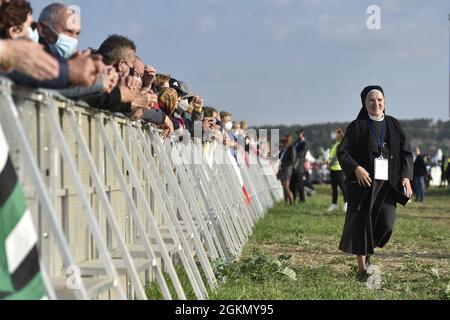 Sastin, Slowakei. September 2021. Die Menschen warten auf die Ankunft von Papst Franziskus in Sastin, um am 15. September 2021 während seines viertägigen Besuchs in der Slowakei, der am Sonntag begann, eine Messe unter freiem Himmel zu feiern. Quelle: Vaclav Salek/CTK Photo/Alamy Live News Stockfoto