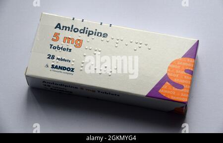 Eine Schachtel mit 28, 5 mg Amlodipin-Tabletten von Sandoz, die zur Behandlung von Bluthochdruck (Hypertonie), England, Großbritannien, verschrieben werden. Stockfoto