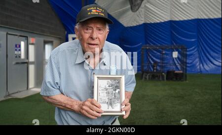 Der achtundneunzig Jahre alte Marine-Corps-Veteran Donald Folsom aus dem Zweiten Weltkrieg, der in Tarawa, Saipan, Tinian, Und Okinawa als Kanonier bei der 2. Marine Division posiert mit einem Foto aus seiner Dienstzeit, nachdem der Silent Drill Platoon des US Marine Corps am St. Joe's Sports Dome zur Unterstützung der Recruiting Station (RS) Cleveland und RS Lansing am 1. Juni 2021 aufgetreten war. Nach jeder Vorstellung führten sie ein Treffen mit dem Publikum, den Poolees und den Rekrutierern durch. Stockfoto