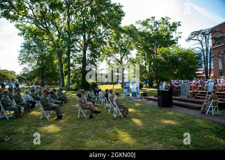 NORFOLK (1. Juni 2021) Laura Orr, Bildungsdirektorin des Hampton Roads Naval Museum, spricht während der 79. Jubiläumsfeier der Schlacht von Midway, die im POW/MIA Memorial Park an Bord der Naval Support Activity Hampton Roads stattfand. Die Zeremonie wurde vom U.S. Fleet Forces Command veranstaltet, um die Ehre, den Mut und das Engagement der Matrosen zu ehren und zu erinnern, die während dieser großen Schlacht im Pacific Theatre während des Zweiten Weltkriegs ihr Leben verloren haben Stockfoto