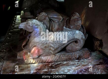 Brudenell-Denkmal Hippocampus Detail, St. Denys Church, Stonton Wyville, Leicestershire, England, VEREINIGTES KÖNIGREICH Stockfoto