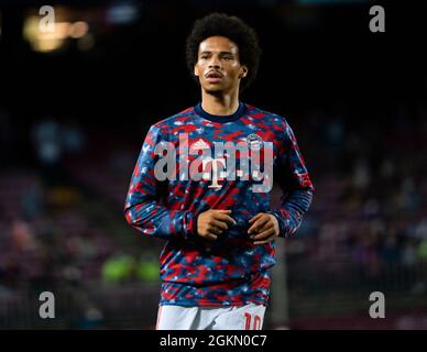 SPANIEN, FUSSBALL, CHAMPIONS LEAGUE, FC BARCELONA GEGEN FC BAYERN MÜNCHEN. FC Bayern München (10) Leroy Sané wärmt sich am 14. September 2021 beim Champions-League-Gruppenspiel zwischen dem FC Barcelona und dem FC Bayern München im Camp Nou, Barcelona, Spanien, auf. © Joan Gosa 2021 Stockfoto