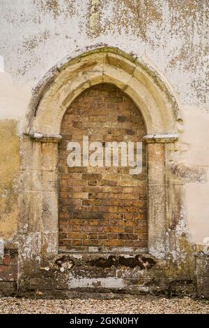 Eine gemauerte alte Tür zu einer alten Kirche in Rushden, Hertfordshire, Großbritannien. Stockfoto