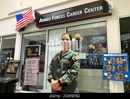 TEMPLE, Texas - (9. Juni 2021) Naval Aircrewman (Hubschrauber) 2. Klasse Katherine Knox aus Copperas Cove, Texas, der führende Kleinoffizier, der der Navy Recruiting Station (NRS) Temple, Talent Acquisition Onboarding Center (TAOC) Capital City, zugewiesen wurde, wurde als Navy Talent Acquisition Group (NTAG) San Antonio Junior Sailor of the Quarter anerkannt. Der Verantwortungsbereich von NTAG San Antonio umfasst zwei TAOCs, die mehr als 34 Navy Recruiting-Stationen und Navy Officer Recruiting-Stationen verwalten, die sich auf 144,000 Quadratmeilen im Gebiet von Zentral- und Südtexas verteilen. Stockfoto