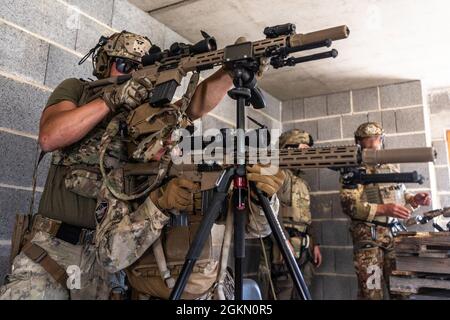 Ein italienisches Spezialeinsatzteam setzt zwei Ziele gleichzeitig auf dem Urban Sniper Course des International Special Training Center am 3. Juni 2021 in Hohenfels Deutschland ein. Der Kurs wurde entwickelt, um die Scharfschützenfähigkeiten in städtischen Umgebungen durch Präzisionsfeuer zu verbessern, Ziele durch Glas, städtische taktische Bewegungen, Treffsicherheit bei Tag/Nacht, Planung und Pirschen in urbanem Gelände. Stockfoto