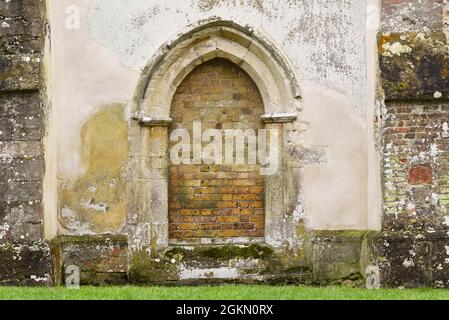 Eine gemauerte alte Tür zu einer alten Kirche in Rushden, Hertfordshire, Großbritannien. Stockfoto