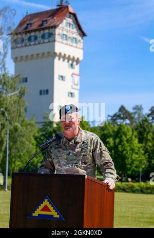 US Army Brig. General Joseph E. Hilbert, der ankommende Kommandant des 7. Armeetrainingskommandos, spricht nach der Übernahme des 7. ATC während einer Befehlswechselzeremonie auf dem Paradefeld in der Tower Barracks, Deutschland, am 2. Juni 2021, zu Gästen. Hilbert, der zuvor beim 7. ATC als Kommandant der Operations Group für das Joint Multinal Readiness Center in Hohenfels, Deutschland, gedient hatte, kehrte nach Bayern zurück, um das Kommando über den 7. ATC zu übernehmen. Stockfoto