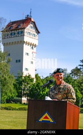 Christopher G. Cavoli, Kommandeur der US-Armee Europa und Afrika, hält seine Ausführungen während der 7. Armeeausbildungskommandantur-Befehlswechsel-Zeremonie auf dem Paradefeld in den Tower Barracks, Deutschland, am 2. Juni 2021. US Army Brig. General Joseph E. Hilbert, der zuvor bei der 7. ATC als Kommandant der Operations Group für das Joint Multinal Readiness Center in Hohenfels, Deutschland, gedient hatte, kehrte nach Bayern zurück, um das Kommando über die 7. ATC zu übernehmen. Stockfoto